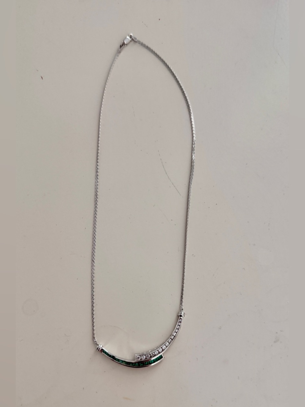 🌹 Silver Necklace with Green and Clear Crystal Accent #0152